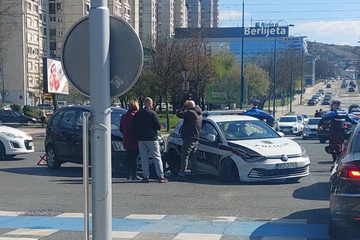 Saobraćajni kolaps u Sarajevu: U udesu učestvovalo i policijsko vozilo