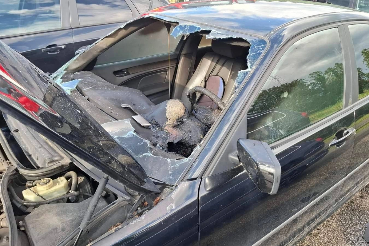 Gorio automobil u krugu kasarne Kozara u Banjaluci