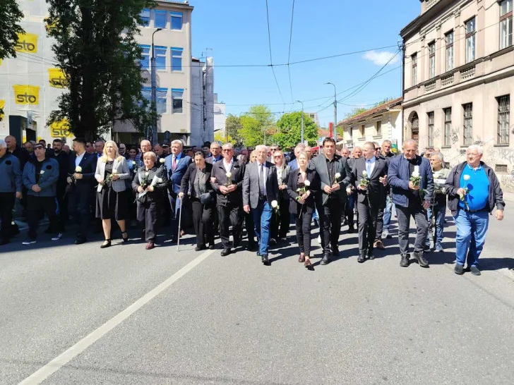 Mirnom šetnjom i polaganjem cvijeća obilježene 34 godine od zločina u Dobrovoljačkoj ulici