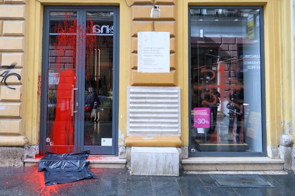 Uhapšen osumnjičeni za posipanje crvene farbe i ispisivanje “4S” na dvije radnje