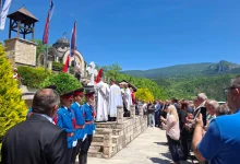 Obilježavanje u Starom Brodu: Ružama u Drini odaju počast za više od 6.000 ubijenih