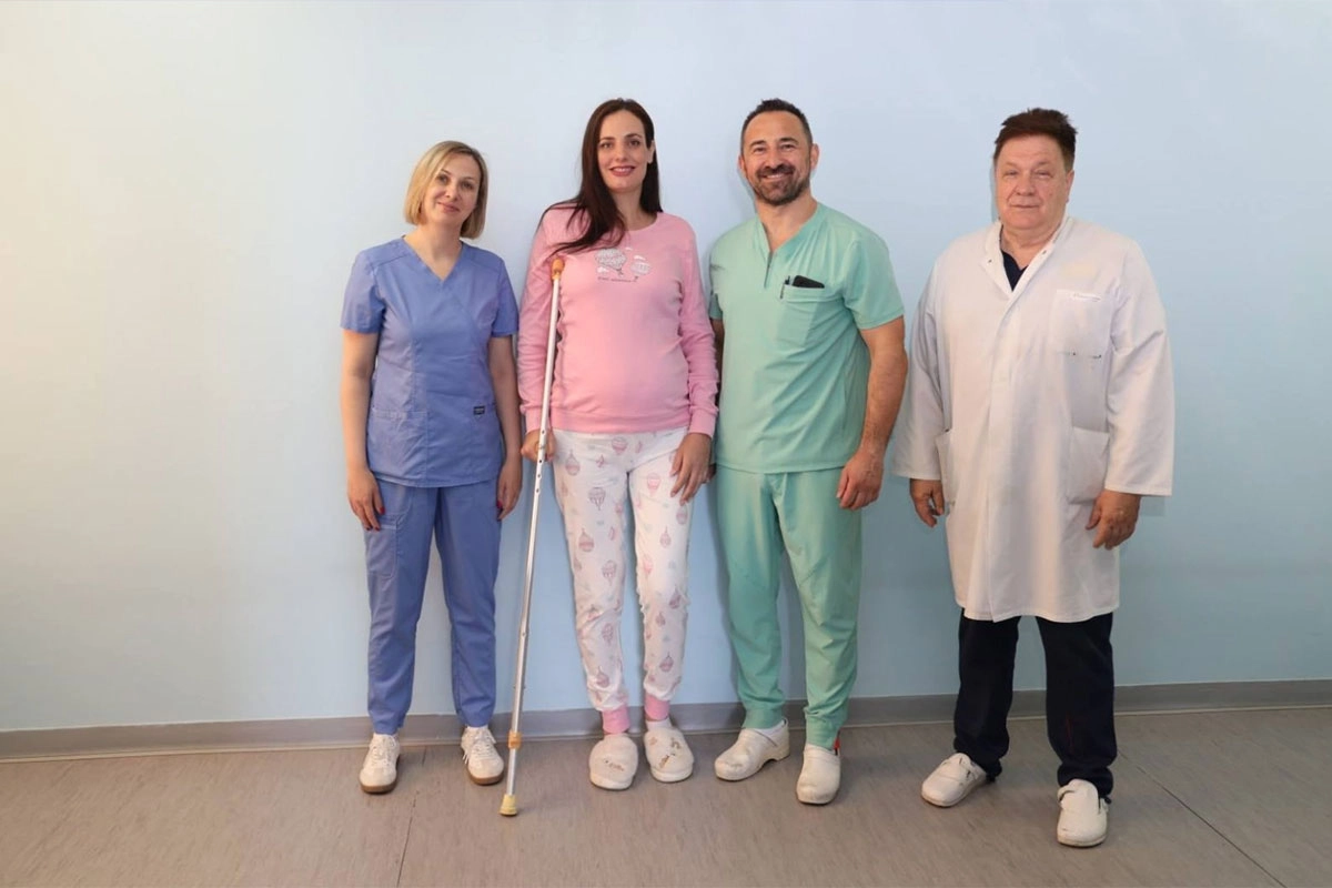 Rijetka operacija u UKC RS: Trudnici u osmom mjesecu ugrađena proteza kuka