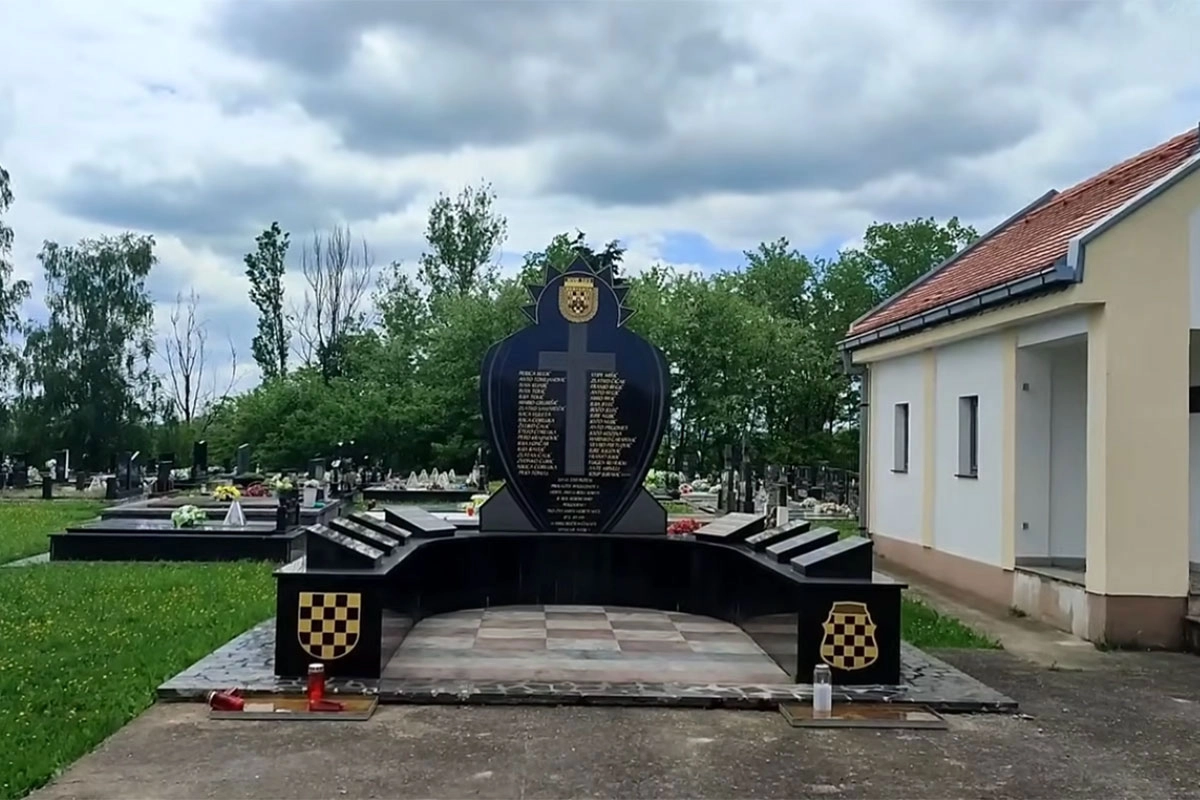 Uklonjen spomenik sa ustaškim simbolom u Modranu kod Dervente
