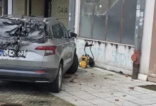 Komadi betona pali sa zgrade u Banjaluci, oštetili vozilo