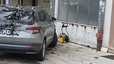 Komadi betona pali sa zgrade u Banjaluci, oštetili vozilo
