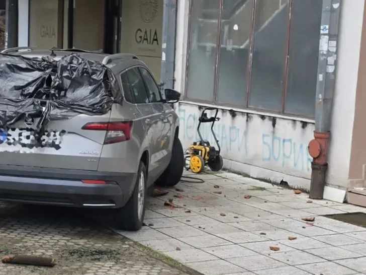 Komadi betona pali sa zgrade u Banjaluci, oštetili vozilo