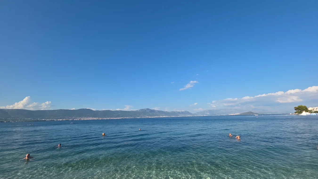 Pomorska nesreća između Brača i Šolte: Sudarili se katamaran i jedrilica, ima povrijeđenih