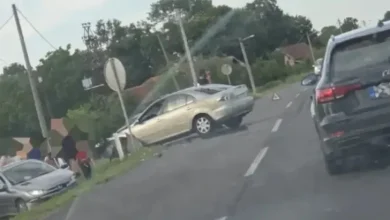 Saobraćajka kod Bijeljine: Jedan automobil sletio sa puta, drugi smrskan