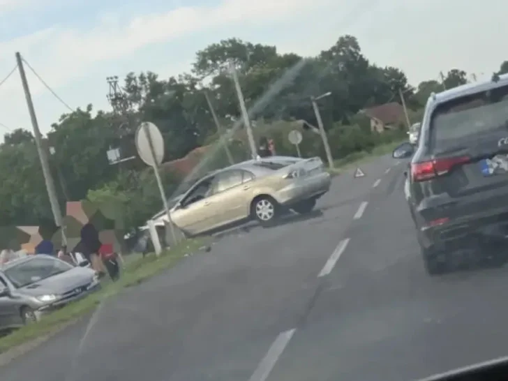 Saobraćajka kod Bijeljine: Jedan automobil sletio sa puta, drugi smrskan