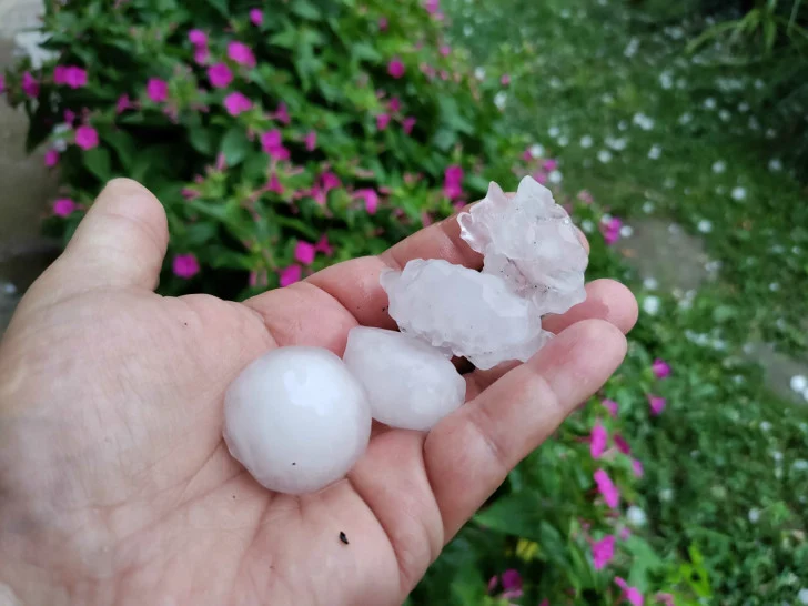 Jaka kiša i grad veličine lješnjaka, dio opštine bez struje