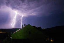 Užas u Srbiji: Grom usmrtio muškarca, žena u bolnici