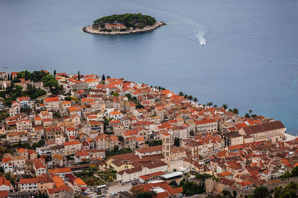 Torcidaši gliserima došli na Hvar i palicama planirali da pretuku sezonce iz Srbije