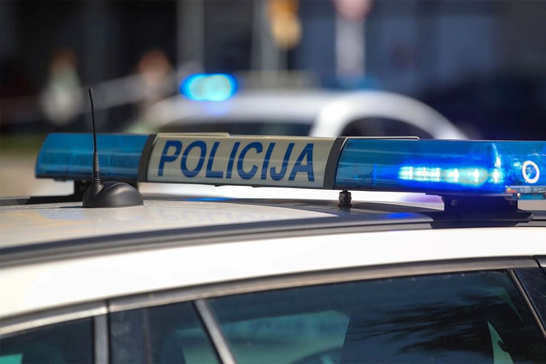 Penzioner izazvao saobraćajni haos u Osijeku: Udario u auto, kamion, znak i objekat