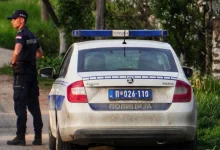 Drama u Beogradu: Flašama gađala vjernike dok su čekali cjelivanje
