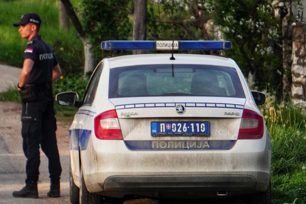 Drama u Beogradu: Flašama gađala vjernike dok su čekali cjelivanje