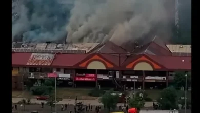 Požar u tržnom centru u Beogradu pod kontrolom, dvojica vatrogasaca povrijeđena