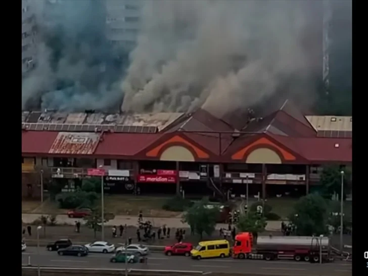 Požar u tržnom centru u Beogradu pod kontrolom, dvojica vatrogasaca povrijeđena