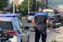 Teška saobraćajka u Sarajevu: S automobila otpali točkovi, ograda spriječila katastrofu