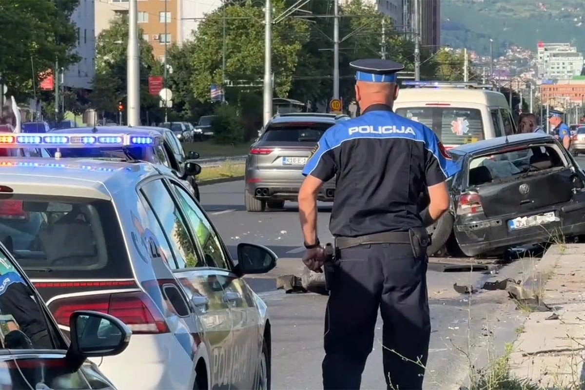 Teška saobraćajka u Sarajevu: S automobila otpali točkovi, ograda spriječila katastrofu