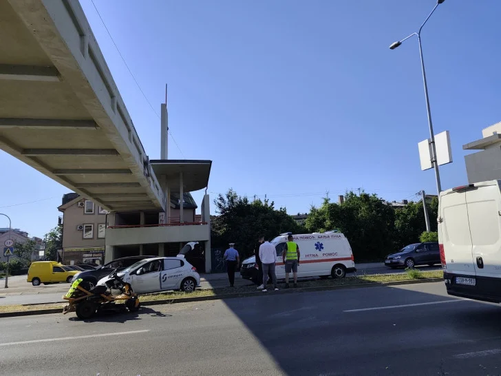 Sudar automobila i kosilice na Zapadnom tranzitu