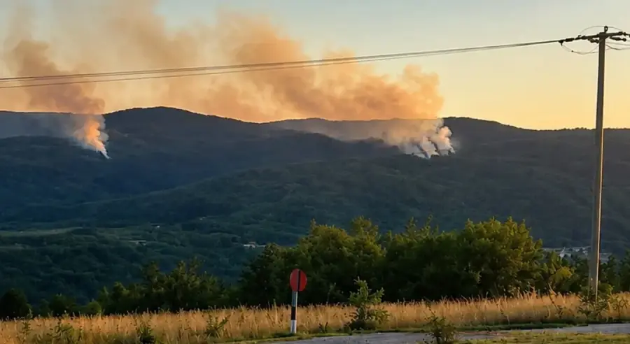 Drama kod Drvara: Požar treći dan prijeti kućama, helikopter OS BiH nije odobren