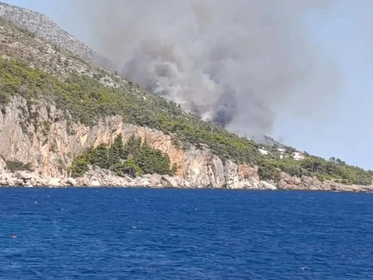 Hvar u plamenu: Vatra stigla nadomak kuća, stižu pojačanja sa kopna