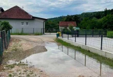 Voda mjesecima plavi banjalučku ulicu, djecu prenose preko ceste