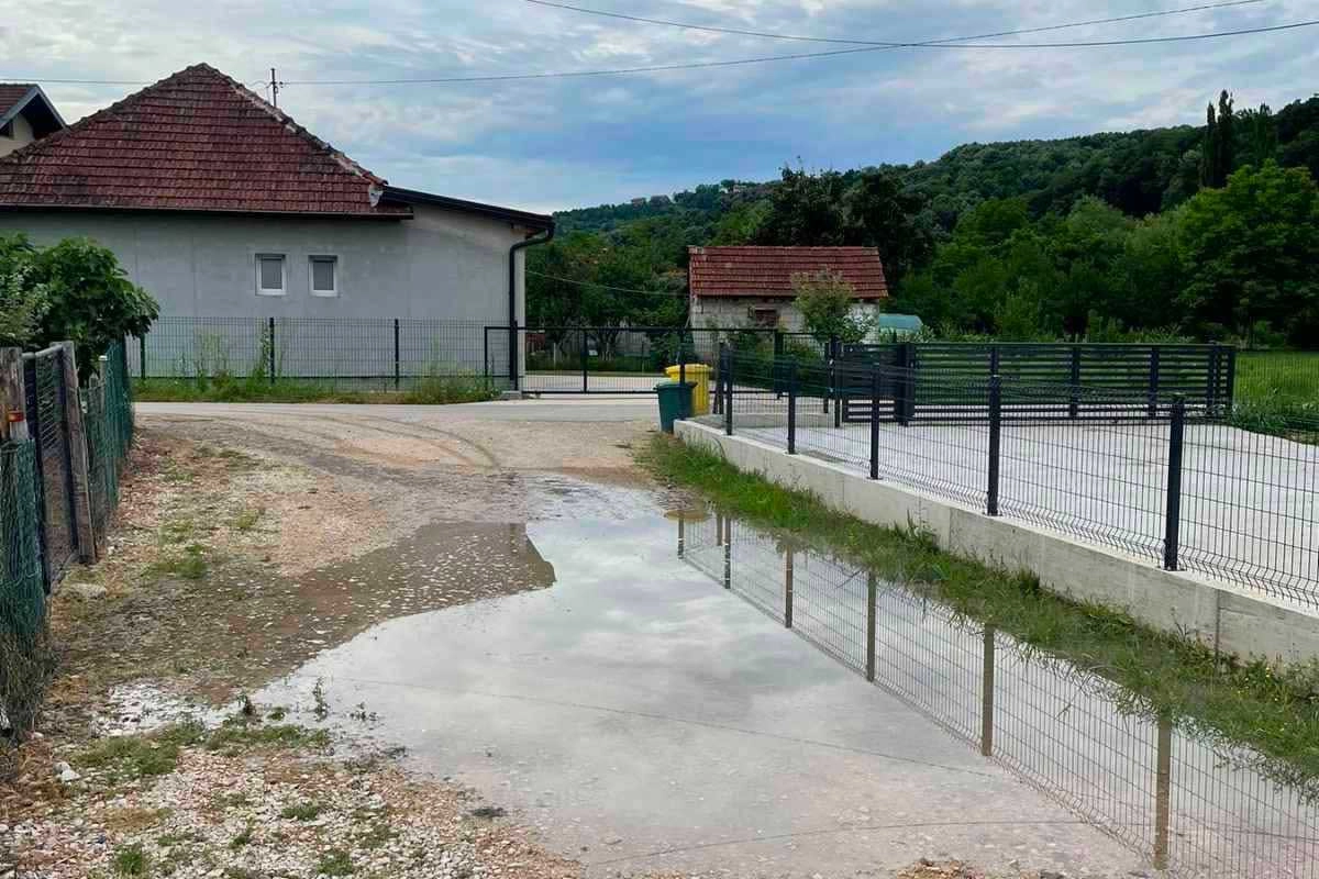 Voda mjesecima plavi banjalučku ulicu, djecu prenose preko ceste