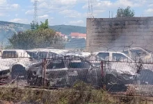 Povrijeđeni vatrogasci, izgorjelo sedam vozila: Krenuli da gase požar, pa doživjeli nesreću