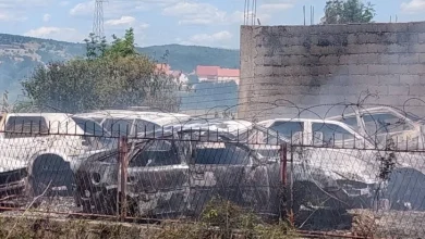 Povrijeđeni vatrogasci, izgorjelo sedam vozila: Krenuli da gase požar, pa doživjeli nesreću