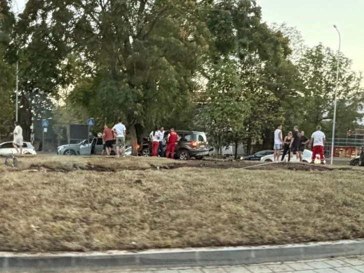 Udes u Banjaluci: Automobil udario u drvo u kružnom toku